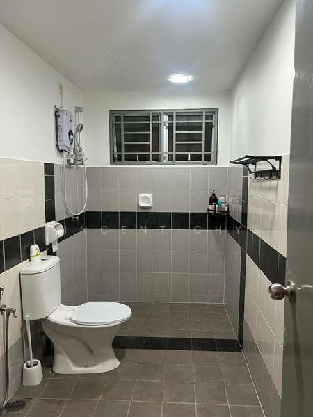 Servis Apartment untuk Dijual di Koi Kinrara - Vincent Chye - Bathroom - PropertyGuru.com.my