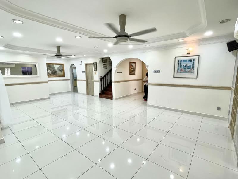 Rumah Berkembar untuk Dijual di Seksyen 9 (Shah Alam) - Zuraina Rajudin - Living Room - PropertyGuru.com.my
