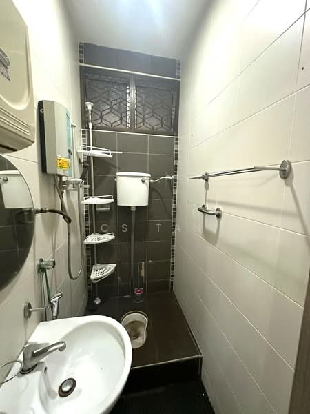 Semi-Detached House for Rent in Taman Pelangi (Johor Bahru) - CS Tan - Bathroom - PropertyGuru.com.my