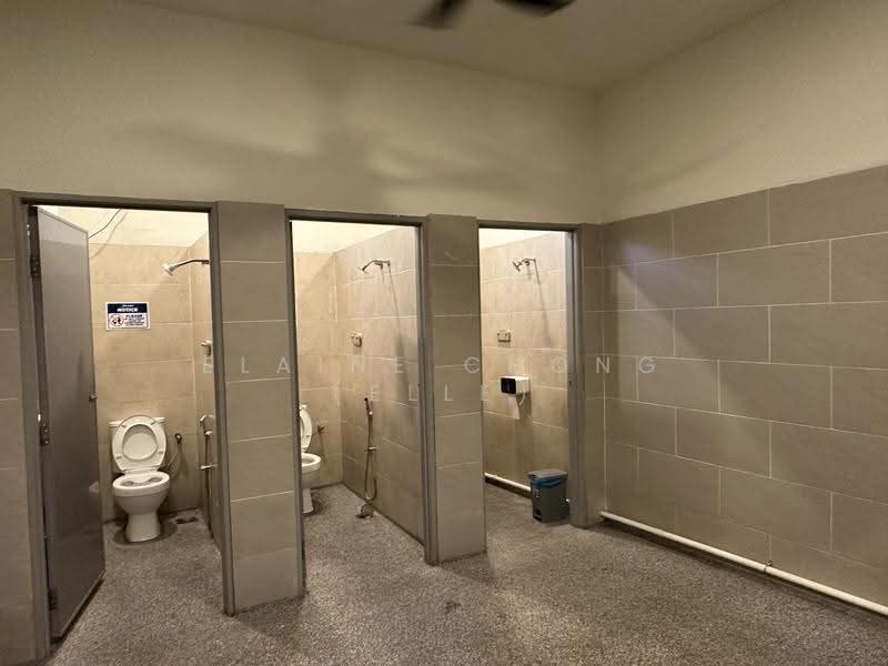 Warehouse for Rent in Taman Perindustrian Subang (Subang Jaya) - Elaine Chong (Elle) - Bathroom - PropertyGuru.com.my
