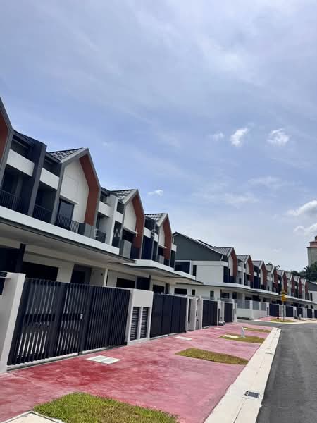 Rumah Teres 2 Tingkat untuk Dijual di Puchong (Selangor) - Lewis Tam - Exterior - PropertyGuru.com.my