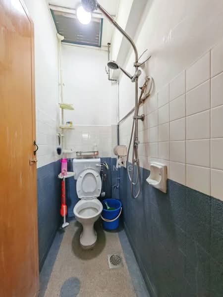 Pangsapuri untuk Dijual di Dahlia Apartment - Chin Chee Meng - Bathroom - PropertyGuru.com.my