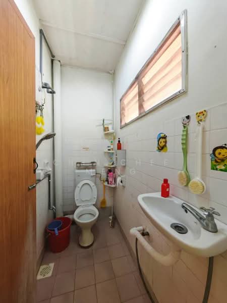 Pangsapuri untuk Dijual di Dahlia Apartment - Chin Chee Meng - Bathroom - PropertyGuru.com.my