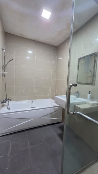Rumah Bandar untuk Disewa di Kota Bharu (Kelantan) - Kim Siew Pui - Master Bathroom - PropertyGuru.com.my