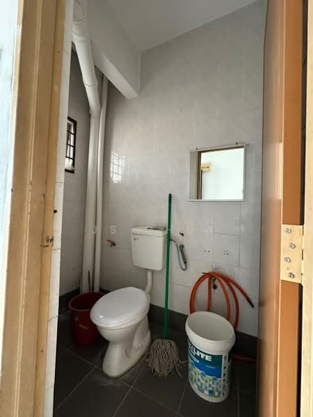 Rumah Bandar untuk Disewa di Taman Sinaran (Balakong) - JS CHUA - Bathroom - PropertyGuru.com.my