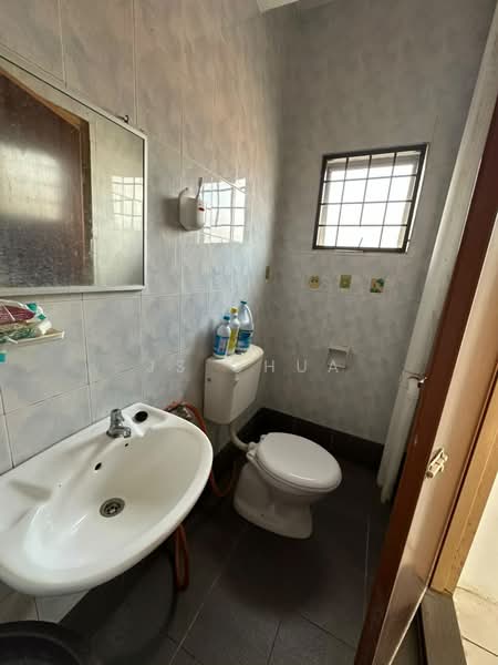 Rumah Bandar untuk Disewa di Taman Sinaran (Balakong) - JS CHUA - Bathroom - PropertyGuru.com.my