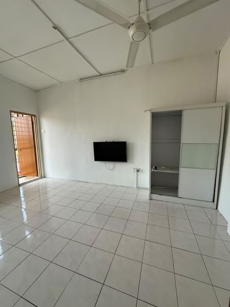 Rumah Bandar untuk Disewa di Taman Sinaran (Balakong) - JS CHUA - Living Room - PropertyGuru.com.my