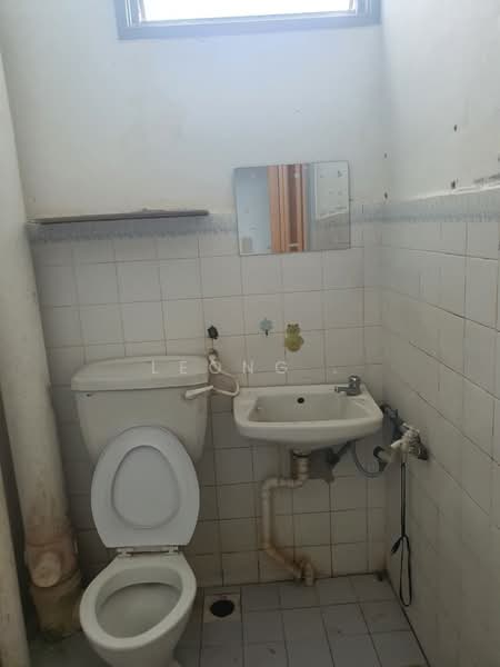 Pangsapuri untuk Dijual di Desa Bistari - Leong . - Bathroom - PropertyGuru.com.my