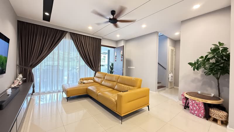 3-storey Terraced House for Sale in Tamansari (Rawang) - Chloe Kok - PropertyGuru.com.my
