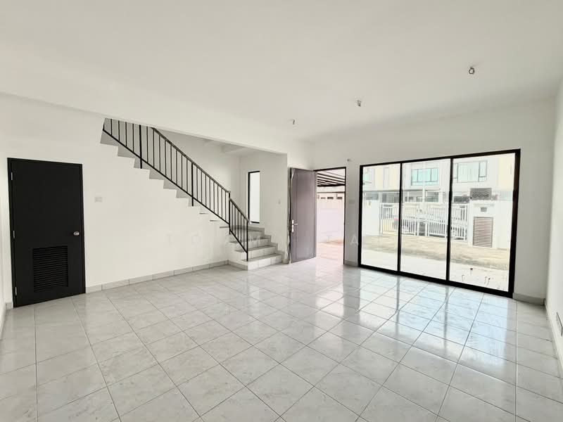 Rumah Teres 2 Tingkat untuk Dijual di Taman Austin Duta (Tebrau) - Tommy Tai - Living Room - PropertyGuru.com.my
