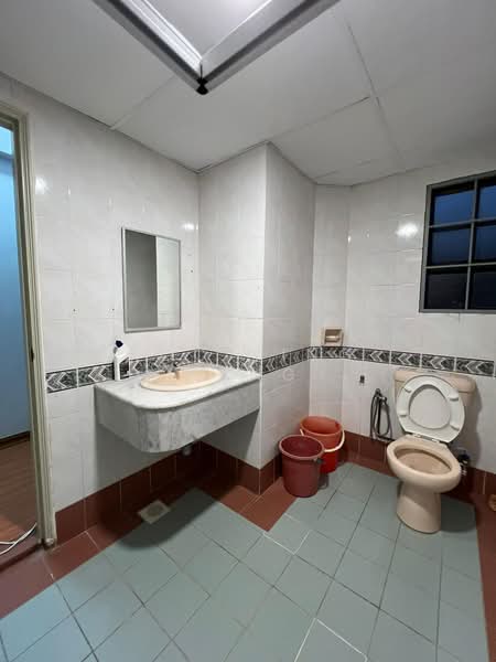 Pangsapuri untuk Disewa di Mawar Apartment - Koo Ying Kang - Bathroom - PropertyGuru.com.my