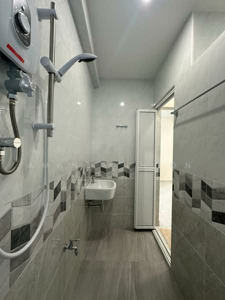 Flat for Sale at Lucky Garden - Amanda Phoon - Bathroom - PropertyGuru.com.my