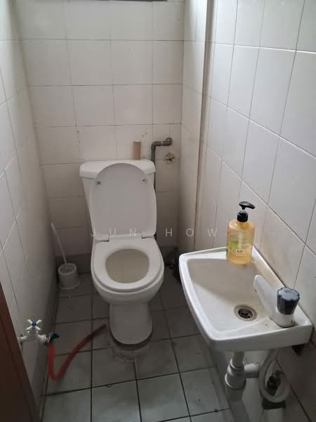 Shop for Rent in Damansara Jaya (Petaling Jaya) - Jun How - Bathroom - PropertyGuru.com.my