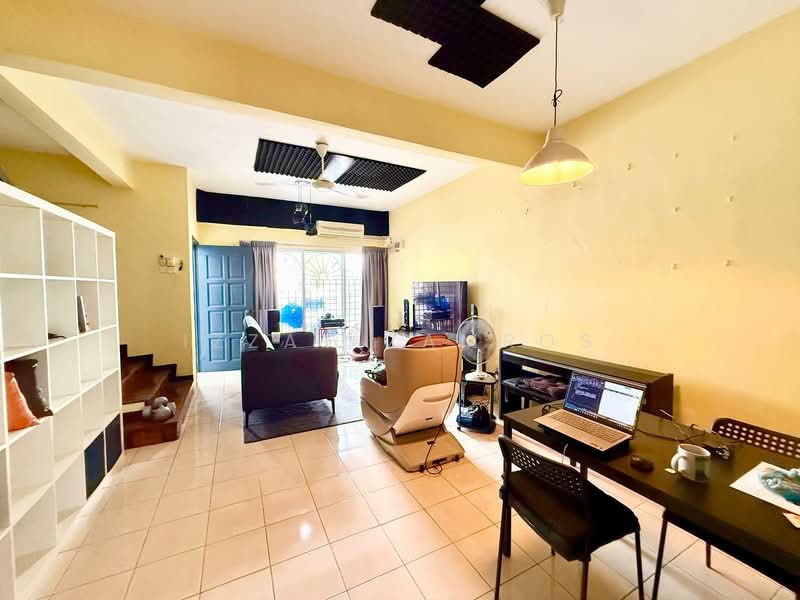 Terraced House for Sale in Seksyen 32, Kemuning Green Ville (Shah Alam) - Izzat Zamros - Living Room - PropertyGuru.com.my