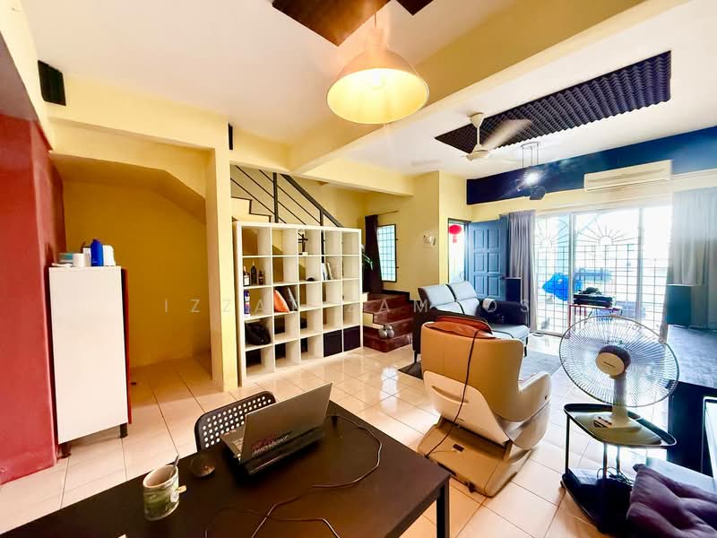 Terraced House for Sale in Seksyen 32, Kemuning Green Ville (Shah Alam) - Izzat Zamros - Living Room - PropertyGuru.com.my