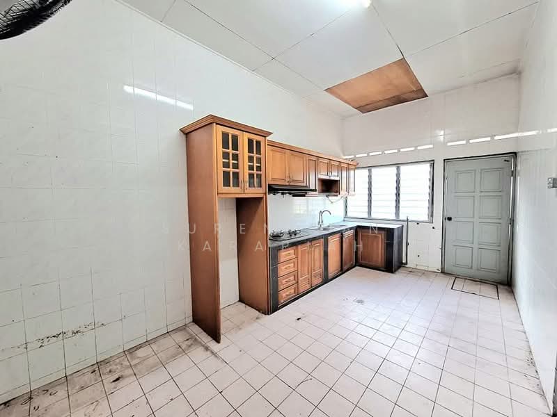 1-storey Terraced House for Sale in Taman Telok (Telok Panglima Garang) - Surendran Karapiah - Kitchen - PropertyGuru.com.my