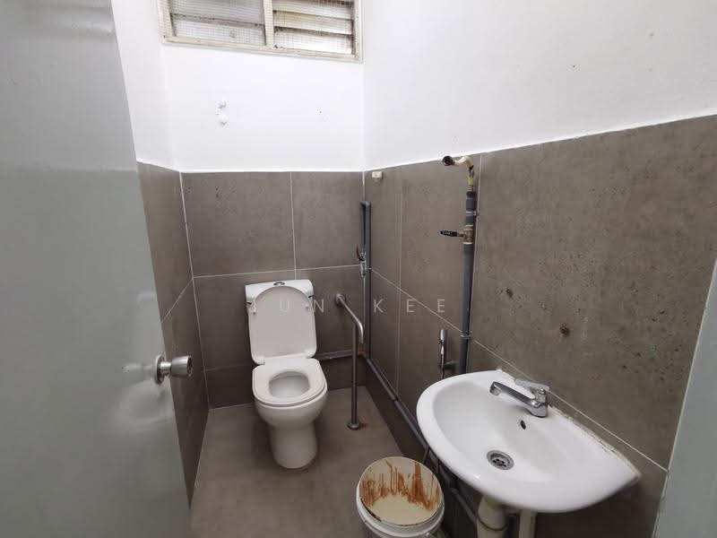 Rumah Teres 2-Tingkat untuk Dijual di Taman Overseas Union (Taman Oug) (Jalan Klang Lama (Old Klang Road)) - Jun Kee - Bathroom - PropertyGuru.com.my