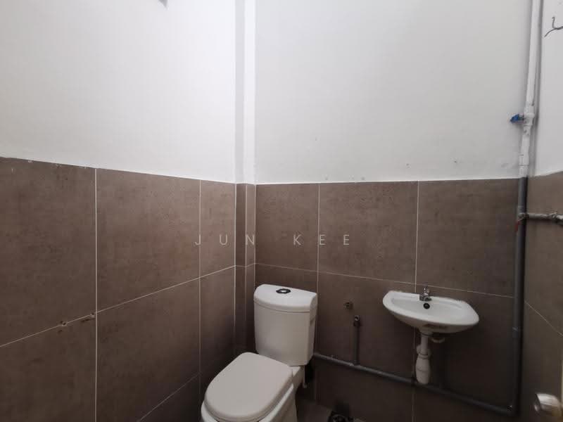 Rumah Teres 2-Tingkat untuk Dijual di Taman Overseas Union (Taman Oug) (Jalan Klang Lama (Old Klang Road)) - Jun Kee - Bathroom - PropertyGuru.com.my