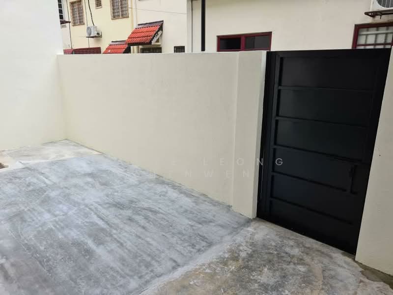 Rumah Teres 2 Tingkat untuk Dijual di Bandar Putra Permai (Seri Kembangan) - Dante Leong Zhenwen - Exterior - PropertyGuru.com.my