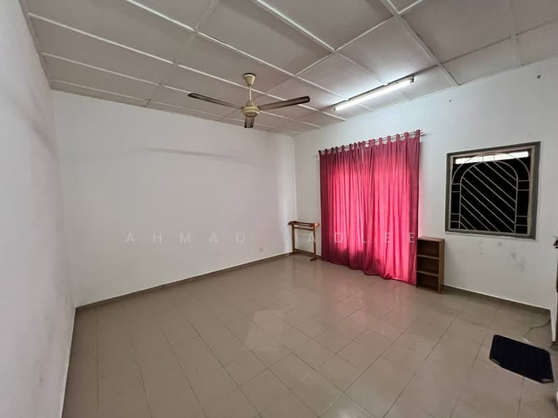Rumah Teres 2 Tingkat untuk Dijual di Taman Desa Serdang (Seri Kembangan) - Ahmad Fadlee - Living Room - PropertyGuru.com.my