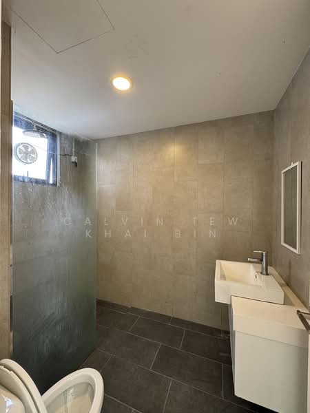 Servis Apartment untuk Dijual di East Parc @ Manjalara - Calvin Tew Khai Bin - Master Bathroom - PropertyGuru.com.my