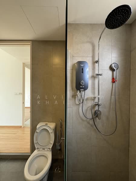 Servis Apartment untuk Dijual di East Parc @ Manjalara - Calvin Tew Khai Bin - Master Bathroom - PropertyGuru.com.my