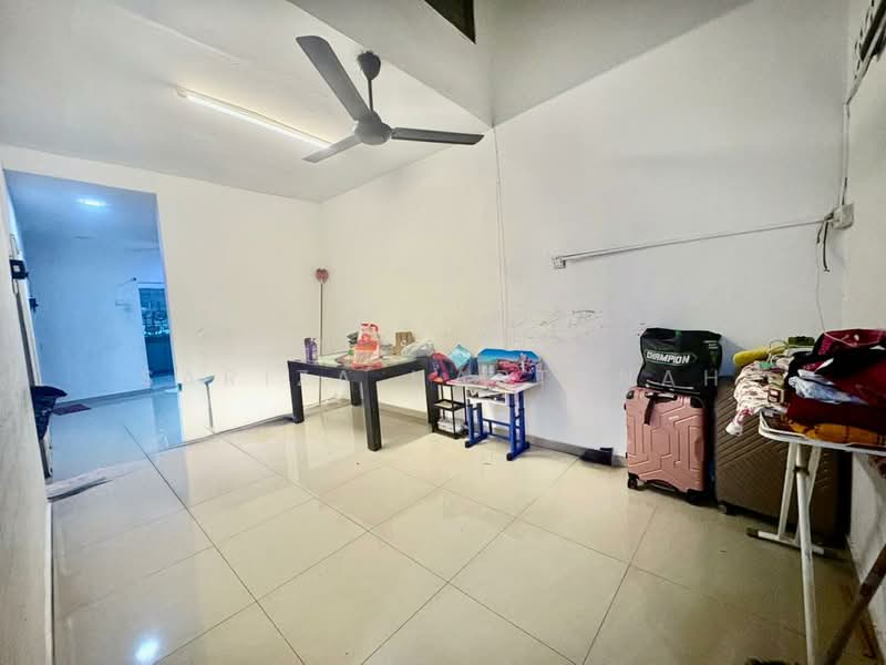 Rumah Teres 1 Tingkat untuk Dijual di Taman Sri Muda (Shah Alam) - Sariza Hartanah - Living Room - PropertyGuru.com.my