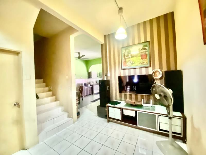 Rumah Teres 2 Tingkat untuk Dijual di Taman Sinaran (Balakong) - Nurashekin . - Living Room - PropertyGuru.com.my