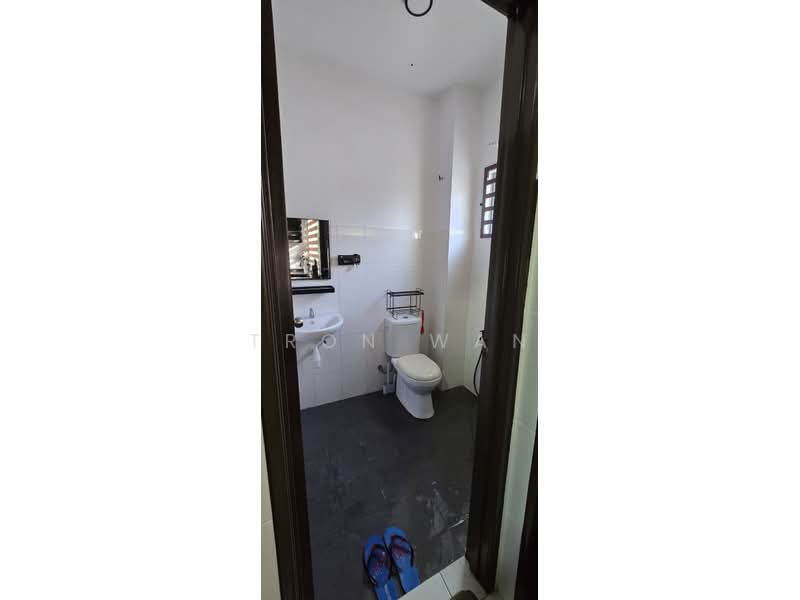 Rumah Teres 2 Tingkat untuk Disewa di Sepang (Selangor) - Tron Wan - Bathroom - PropertyGuru.com.my