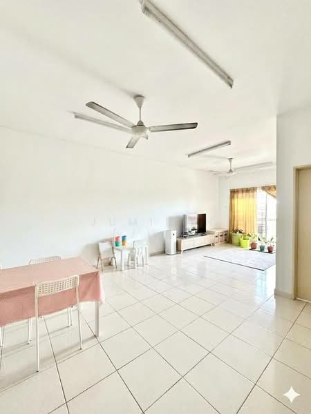 Pangsapuri untuk Dijual di Sri Ixora Apartment - JUMIDAH (JUE) - Living Room - PropertyGuru.com.my