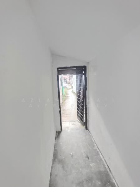 1-storey Terraced House for Sale in Taman Sri Skudai (Skudai) - Azlan Ismail aiproperty - Entrance - PropertyGuru.com.my