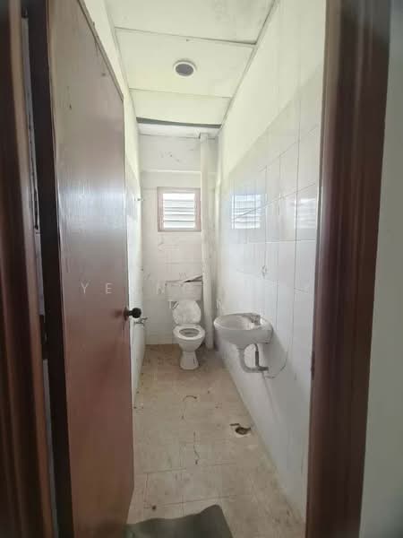 Shop for Sale in Bandar Melawati (Kuala Selangor) - Yeong Khek Tan - Bathroom - PropertyGuru.com.my