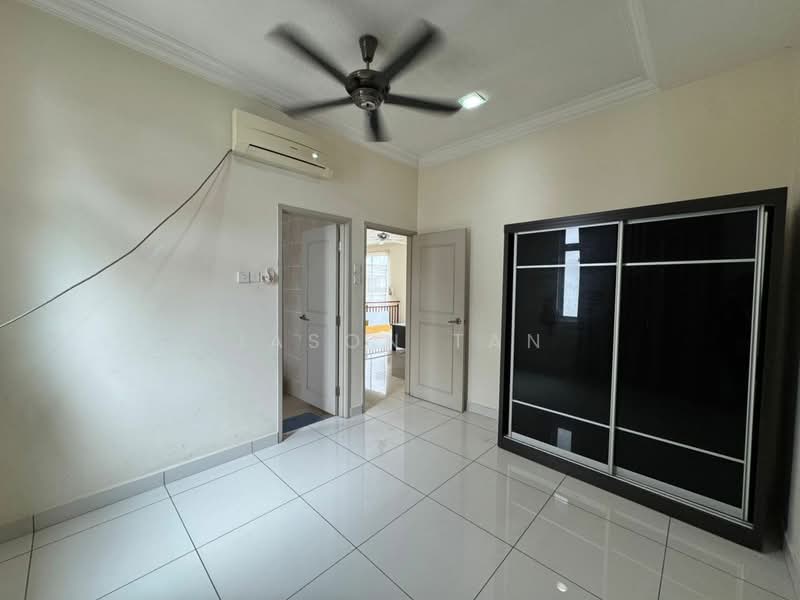 Link Bungalow for Sale in Taman Gaya (Ulu Tiram) - Jason Tan - Bedroom - PropertyGuru.com.my