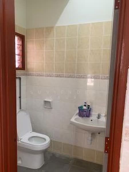Rumah Teres 2 Tingkat untuk Disewa di Taman Wawasan (Puchong) - Suviender Kaur - Bathroom - PropertyGuru.com.my