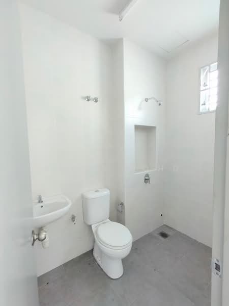 2-storey Terraced House for Sale in Bandar Rimbayu (Telok Panglima Garang) - Azhar Mohd - Bathroom - PropertyGuru.com.my