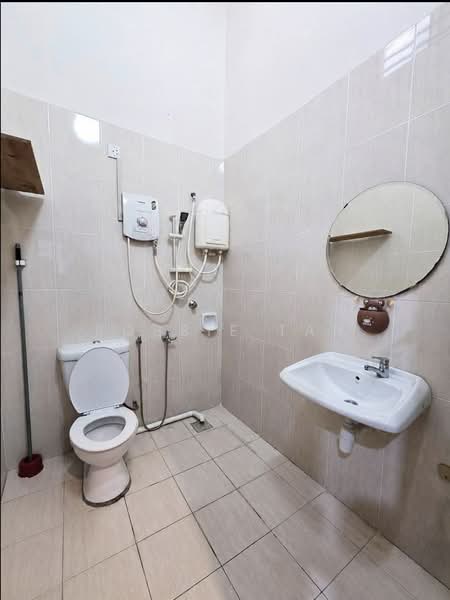 Rumah Teres 2 Tingkat untuk Disewa di Taman Mount Austin (Tebrau) - Robbie Tan - Bathroom - PropertyGuru.com.my