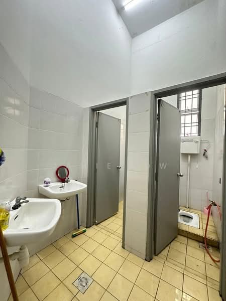 Kilang untuk Dijual di Taman Desa Cemerlang (Ulu Tiram) - Jamie Low - Bathroom - PropertyGuru.com.my