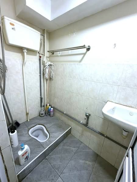 2-storey Terraced House for Sale in Taman Molek (Johor Bahru) - Karl Lim - Bathroom - PropertyGuru.com.my