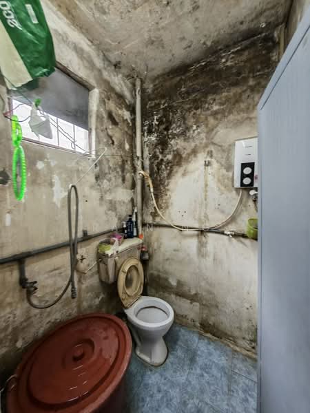 Flat for Sale at Flat Taman Ungku Tun Aminah - Rain Ng - Bathroom - PropertyGuru.com.my