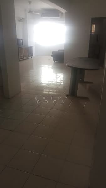 Kondominium untuk Dijual di Regency Condominium - Katty Soon - Living Room - PropertyGuru.com.my
