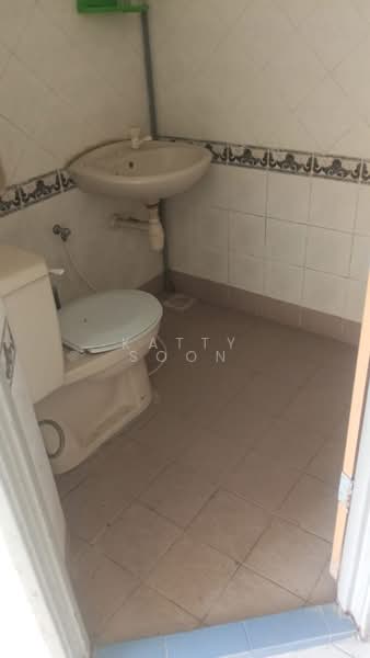 Kondominium untuk Dijual di Regency Condominium - Katty Soon - Bathroom - PropertyGuru.com.my