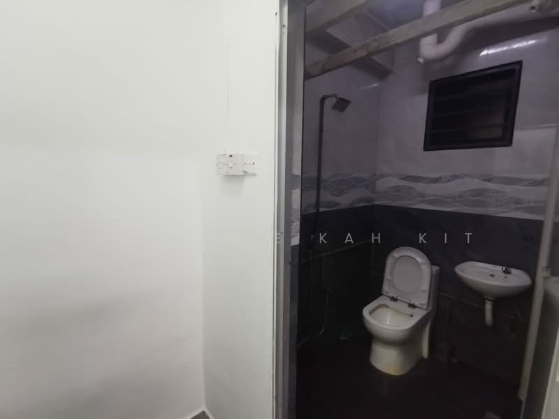Flat for Rent at Flat Taman Desa Cheras (Blok 1 3 5 7) - Shawn Lee Kah Kit - Bathroom - PropertyGuru.com.my