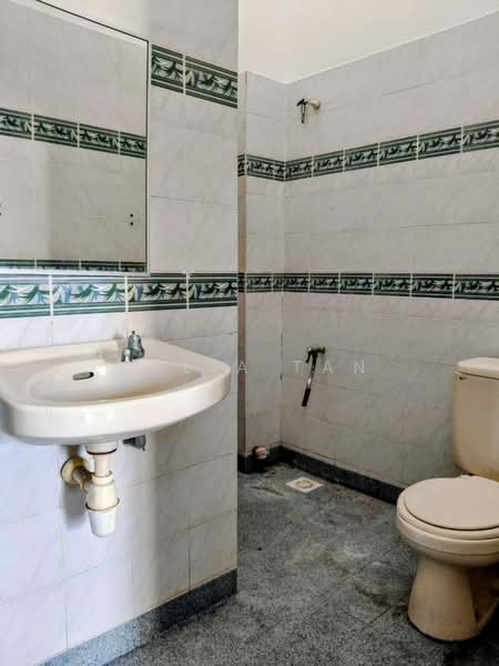 Rumah Teres 2 Tingkat untuk Disewa di Usj 11 (Subang Jaya) - Celia Tan - Bathroom - PropertyGuru.com.my