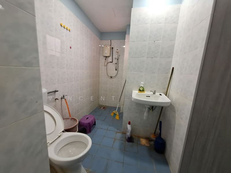 Apartment for Sale at Sri Raya Apartments - Vincent Vince - Bathroom - PropertyGuru.com.my
