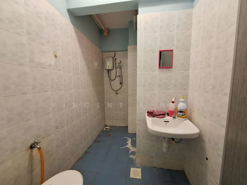 Apartment for Sale at Sri Raya Apartments - Vincent Vince - Bathroom - PropertyGuru.com.my