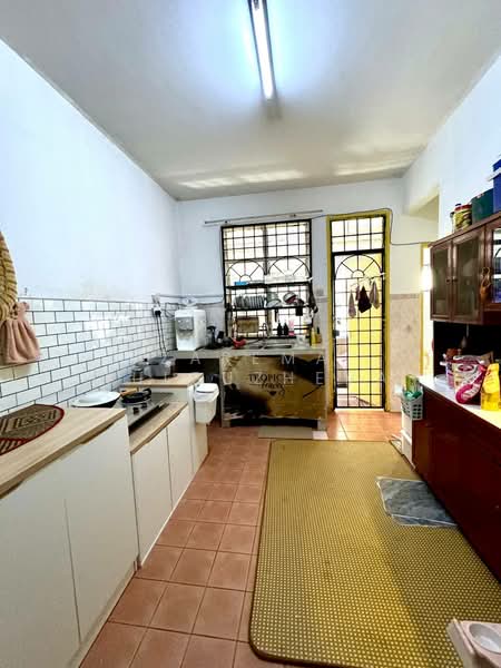2-storey Terraced House for Sale in Taman Puncak Kinrara (Bandar Kinrara) - Zarema Kulbuzheva - Kitchen - PropertyGuru.com.my