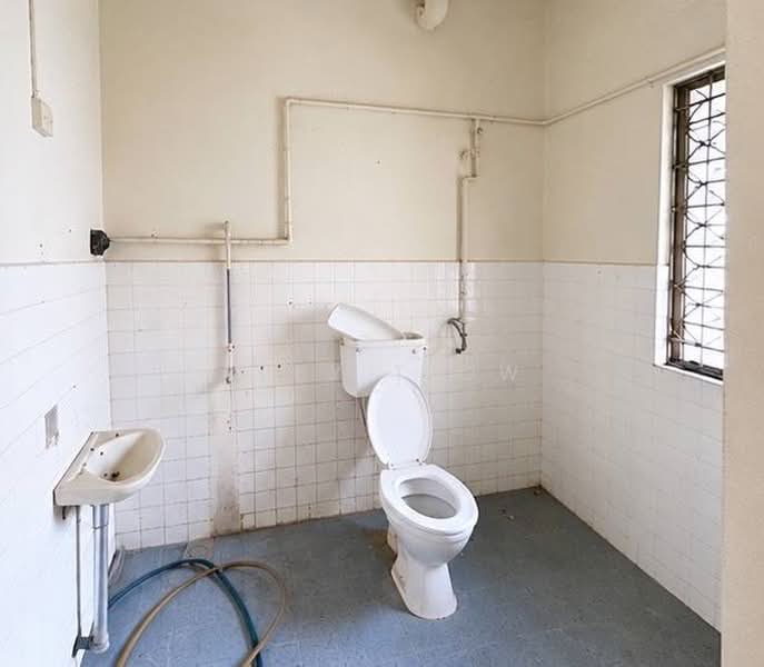 Tanah Komersial untuk Disewa di Taman Nong Chik (Johor Bahru) - Ruby Teow - Bathroom - PropertyGuru.com.my