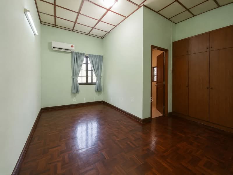 Rumah Banglo untuk Dijual di Seksyen 3 (Bangi) - Ali Idris - Bedroom - PropertyGuru.com.my