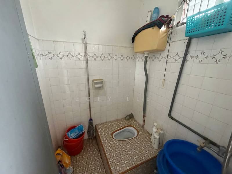 Flat for Sale at Flat Taman Ungku Tun Aminah - Zoey Lee - Bathroom - PropertyGuru.com.my