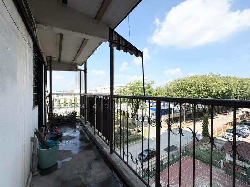 Rumah Flat untuk Dijual di Flat PKNS Seksyen 8 - Ahmad Muslim - Balcony - PropertyGuru.com.my